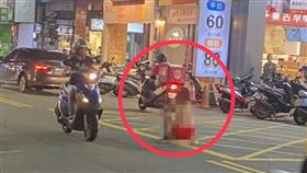 女子因不明原因竟僅穿一條內褲蹲坐在馬路上。（圖／翻攝自新竹人大小事）