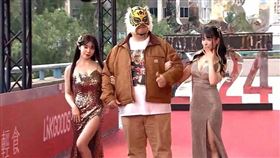 中指通與火辣直播主赤鬼伯伯（左）、妲妲咬果凍赤（右）走上星光。（圖／翻攝自走鐘獎頒獎典禮 Walk Bell John Awards YouTube）