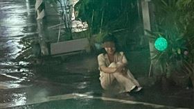 ▲少女深夜獨坐雨中露詭異微笑，民眾驚慌報警。（圖／翻攝台東大小事）