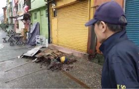 基隆正濱漁港彩色屋鐵皮屋簷砸落　幸無人受傷