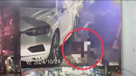 邱男酒後失態動粗，被老闆撂倒在地。（圖／翻攝畫面）