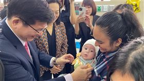 林佳龍為友邦瓜地馬拉寶寶收涎（圖／翻攝自林佳龍臉書）