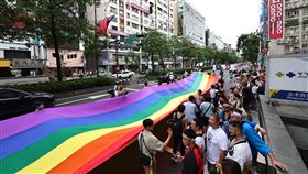 台灣同志遊行上街頭　拉開巨幅彩虹旗2024第22屆台灣同志遊行26日下午在台北盛大登場，遊行隊伍一同展開巨幅6色彩虹旗，行經忠孝東路時吸引路旁民眾目光。中央社記者翁睿坤攝  113年10月26日