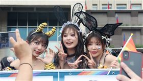 女優們頻頻讓民眾拍攝與粉絲自拍。（圖／龐文宏提供）