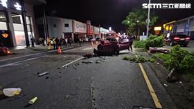 宜蘭轎車下橋時疑似過彎不慎，高速衝向對面車道連撞2車。（圖／翻攝畫面）