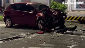 宜蘭轎車下橋時疑似過彎不慎，高速衝向對面車道連撞2車。（圖／翻攝畫面）