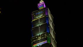 為支持第22屆台灣同志遊行，台北101今日特別點亮彩虹燈光。（圖／台北101提供）