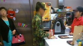 軍人穿迷彩軍裝買麥當勞遭公審。（圖／翻攝自臉書社團「匿名公社」）