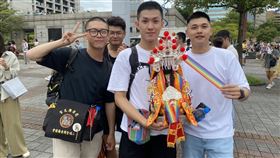 台灣同志遊行  媽祖披彩虹肩帶共襄盛舉2024台灣同志遊行26日下午在台北市政府前集結出發，不少民眾盛裝打扮參與，其中還有人請來媽祖神尊，神像肩頭更披著彩虹肩帶，吸引群眾目光。中央社記者吳欣紜攝  113年10月26日