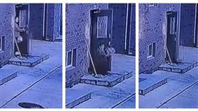 包姓婦人一出門就摔進坑洞裡。（圖／翻攝自搜狐千里眼）