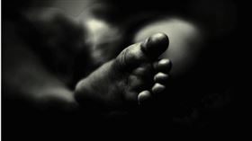 嘉義縣陳姓男子與莊姓妻子於2022年中旬生下一名男嬰，但陳母一直到了2023年都沒見過這名剛出生的金孫，懷疑他已經遭到不測，於是報警。（示意圖／翻攝unsplash）