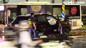 高雄深夜發生一起自撞車禍。（圖／翻攝畫面）