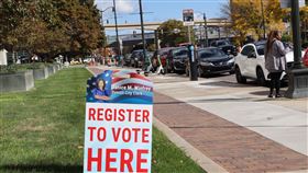 美國總統大選 底特律投票處指引美國總統大選，密西根第一大城底特律向來是民主黨鐵票區，2020年有95%選民挺拜登。圖為底特律投票處指引告示。中央社記者鍾佑貞底特律攝  113年10月27日