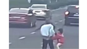 推3歲女兒撞貨車　（圖／翻攝自微薄）