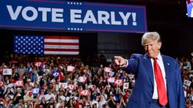 共和黨候選人川普在集會中把火力對準移民。（圖／翻攝自川普臉書）