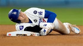 道奇日本球星大谷翔平7局下盜壘失敗，左肩還疑似脫臼，第一時間痛苦倒地不起。（圖／翻攝自大聯盟官網）