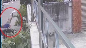  無照開BMW輾路人逃逸　撞擊瞬間畫面曝光（圖／翻攝畫面
