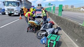 外送員誤闖國道2號自撞。（圖／翻攝畫面）