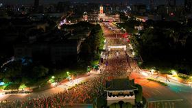 2024年長榮航空城市觀光馬拉松在總統府前開跑，場面壯觀。（圖／長榮航空提供）

