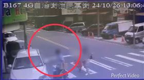 路過的施男直接將手中的行李網違停車輛上一擺。（圖／警方提供）