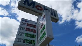 國際油價走低  有助美國通貨膨脹降溫美國汽油價格6月衝上歷史高點後走低，通貨膨脹率可能從40年高點逐步下滑。圖為紐約市皇后區法拉盛加油站景象。中央社記者尹俊傑紐約攝  111年8月7日