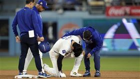 洛杉磯道奇隊當家球星大谷翔平盜壘不慎傷到左肩。（圖／美聯社／達志影像）