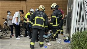 婦人不幸因此腿部骨折。（圖／翻攝畫面）