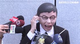 西裝男表示，他是想扮一些比較有趣、比較時事，且比較不容易跟別人衝突到的裝扮。