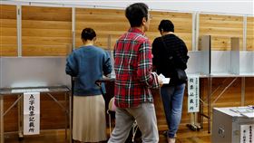 日本第50屆眾議院大選今天投開票，外界關注選情告急的執政聯盟能否維持過半席次優勢。（圖／路透社／達志影像）