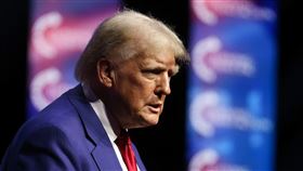 共和黨候選人川普在集會中把火力對準移民。（圖／翻攝自川普臉書）