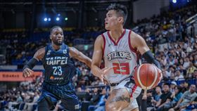 鋼鐵人陳范柏彥面對前東家永是轟下17分。（圖／PLG聯盟提供）