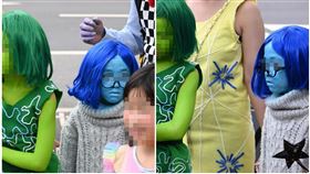 天母萬聖節嘉年華現場，一位扮成動畫電影《腦筋急轉彎》角色「憂憂」的女孩（藍色者），因厭世神情引起網友熱議。（翻攝自臉書社團「靠北天母幫」）