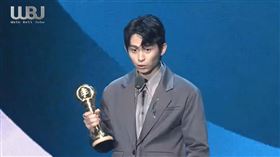 脫口秀主持人博恩憑藉台海戰爭議題奪下走鐘獎。（圖／翻攝自走鐘獎YouTube）