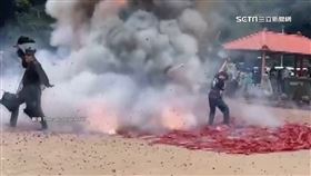 宮廟前「鞭炮地毯」狂炸　下秒「濟公逃了」！5男女燙傷送醫