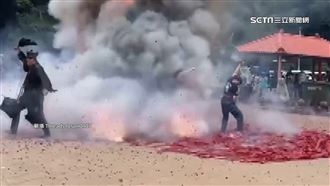 宮廟前鞭炮地毯狂炸　下秒「濟公逃了」