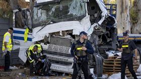 以色列大城特拉維夫27日疑似發生恐攻事件，一輛卡車在當地時間上午10時08分（台灣時間下午4時08分）衝撞進一個人群聚集的公車站，造成至少33人受傷。（圖／達志／美聯社）