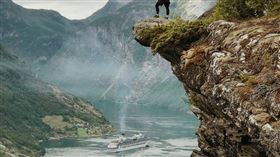 一名遊客在印尼巴厘島著名的危險景點「天使浴池」（Angel’s Billabong）拍照時，遭到巨浪襲擊不幸溺斃。（示意圖／翻攝Pexels）