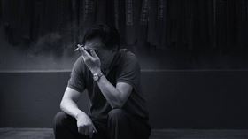 一毛都拿不到！身障父狀告兒女要求扶養　前妻曝光「種種惡行」判決免除義務