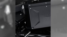 高雄男偷走機車外掛型置物箱內的手提包及破鞋，犯案過程全被監視器錄下。（示意圖／Pexels）