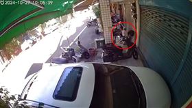 國小女童遭陌生男子侵犯跑不掉，尖叫「救我」27秒無人幫，媽媽心碎曬監視器畫面求助。（圖／翻攝自臉書）