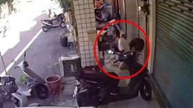 國小女童遭陌生男子侵犯跑不掉，尖叫「救我」27秒無人幫，媽媽心碎曬監視器畫面求助。（圖／翻攝自臉書）