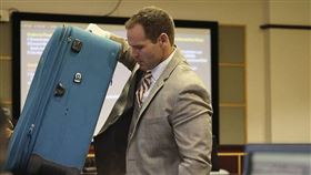 美國情侶玩躲貓貓，但男友卡在行李箱內致死，女友如今被裁定二級謀殺罪成立。圖為檢察官在法庭上展示裝屍行李箱。（美聯社/達志影像）