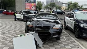 殯葬二代18歲白男，無照駕駛BMW撞死行人遭聲押。（圖／翻攝畫面）