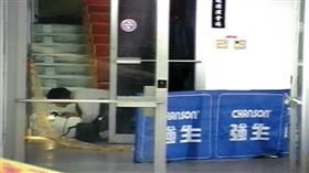 警方到現場採證時，玻璃門會自動開閉，靈異狀況頻傳。（東森新聞提供）