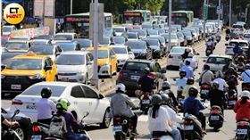 台大公衛學院今年5月發表研究成果，顯示若30年持續暴露在PM2.5的空汙環境，比每天吸一包菸的罹癌風險更高。（圖／記者方萬民攝）