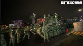 有一台坦克車卻在出發不久後停在路邊「拋錨」，士兵團團包圍急搶修。（圖／莊全成提供）
