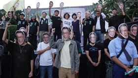 民眾黨宣講活動  聲援柯文哲（3）民眾黨27日下午在台北舉辦集會活動，聲援遭羈押的黨主席柯文哲，黨籍立委黃國昌（後左5）、柯美蘭（後右5）、陳佩琪（後右4）等人到場，在台上高喊「（總統）賴清德放人」。中央社記者鄭傑文攝  113年10月27日