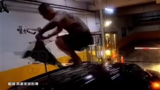 男大鬧百貨停車場　爬車頂猛跳、踹凹板金
