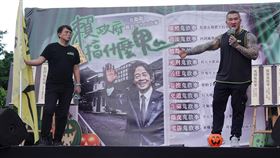 民眾黨宣講活動  聲援柯文哲（1）台灣民眾黨27日下午在中正紀念堂旁愛國東路封街舉辦「賴政府，搞什麼鬼」集結宣講活動，聲援遭羈押的黨主席柯文哲，黨籍立委黃國昌（左）、網紅「館長」陳之漢（右）壓軸致詞。中央社記者鄭傑文攝  113年10月27日