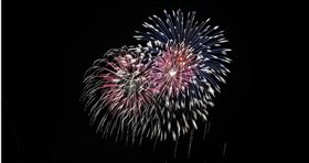 安德森一家人聚在海邊放煙火，把祖父的骨灰送上夜空。（示意圖／Pexels）

